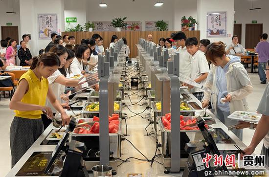 就餐人员有序取餐。