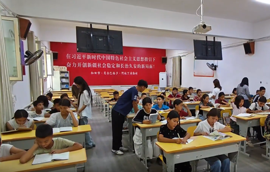 返乡大学生利用暑期为村里的孩子辅导课业。萨伊普乃再尔 摄