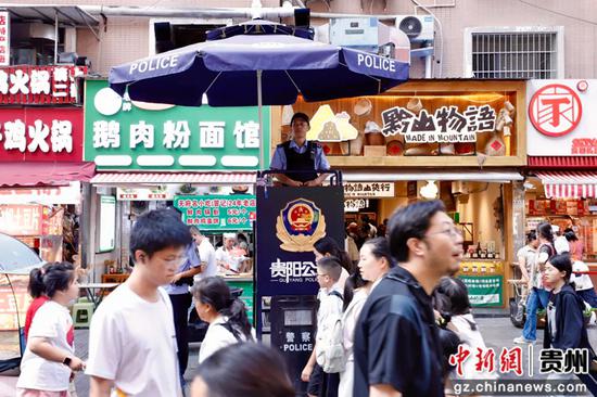 瞭望台执勤的民警。