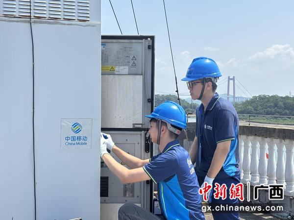移动网络工程师现场调整网络设备,确保万人同欢顺畅追鲜。谢静怡 摄 移动网络工程师现场调整网络设备,确保万人同欢顺畅追鲜。谢静怡 摄