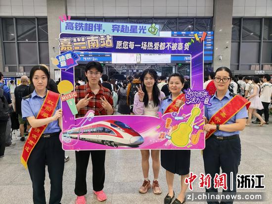 歌迷与工作人员合影。叶飞&nbsp;摄