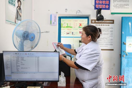图为陈远秋在卫生室修改周计划。中新社记者 瞿宏伦 摄 图为陈远秋在卫生室修改周计划。中新社记者 瞿宏伦 摄