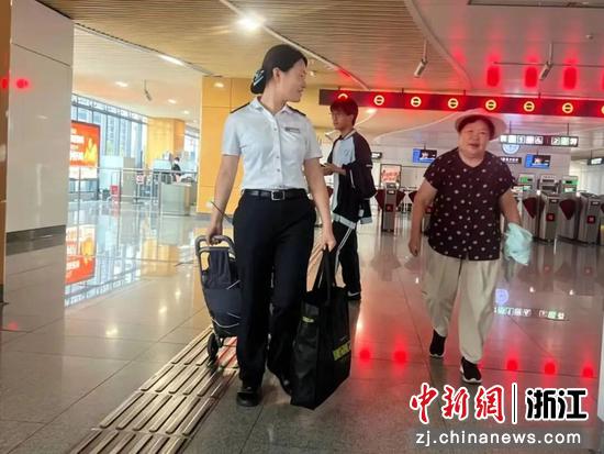 温州S1线工作人员为民众提供服务。浙江幸福轨道公司 供图 温州S1线工作人员为民众提供服务。浙江幸福轨道公司 供图
