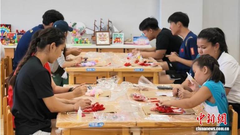 中哈青少年新疆体验非遗技艺及民俗文化
