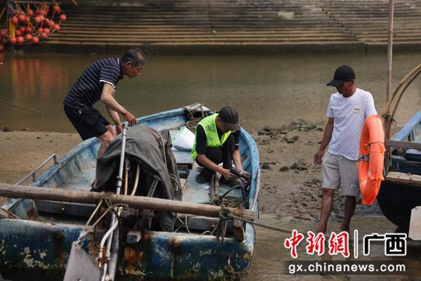 广西移动为渔船安装改造北斗定位设备,筑牢渔业安全防线。 蔡军 摄 广西移动为渔船安装改造北斗定位设备,筑牢渔业安全防线。 蔡军 摄