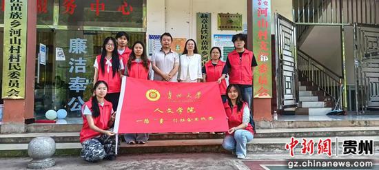 一路“童”行社会实践团成员合影。