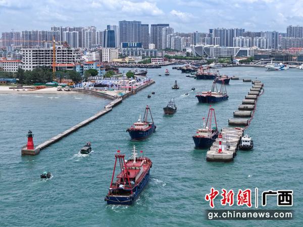 开海的号角声里,百舸争流驶向丰收的航向。蔡军摄 开海的号角声里,百舸争流驶向丰收的航向。蔡军摄