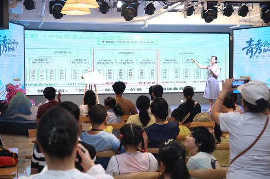 名师引导家长营造良好家庭阅读氛围,助力培育良好家风。李丹荔 摄 名师引导家长营造良好家庭阅读氛围,助力培育良好家风。李丹荔 摄
