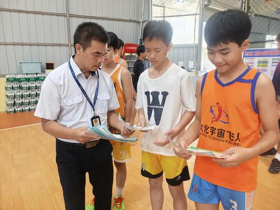 图为执法人员向未成年人开展普法宣传。唐律拍 摄 图为执法人员向未成年人开展普法宣传。唐律拍 摄
