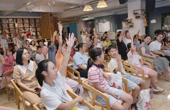 活动现场气氛热烈,市民读者积极参与互动,乐享共读时光。李丹荔 摄 活动现场气氛热烈,市民读者积极参与互动,乐享共读时光。李丹荔 摄
