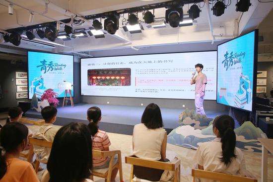 优秀青年学子以真实鲜活的阅读成长经历,启迪在场少年。李丹荔 摄 优秀青年学子以真实鲜活的阅读成长经历,启迪在场少年。李丹荔 摄