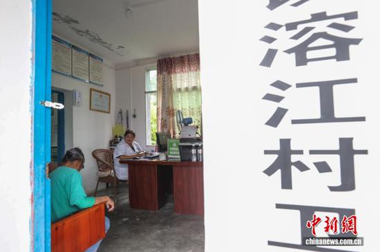 图为陈远秋在卫生室坐诊。中新社记者 瞿宏伦 摄 图为陈远秋在卫生室坐诊。中新社记者 瞿宏伦 摄