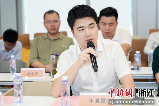 浙江信网真科技股份有限公司董事长王真震在进行分享。主办方供图 浙江信网真科技股份有限公司董事长王真震在进行分享。主办方供图