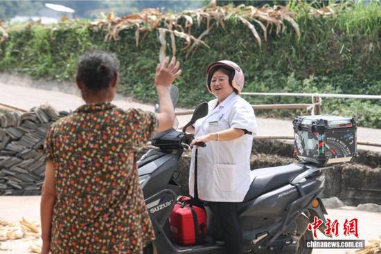 图为陈远秋上门随诊结束后和村民告别,陈远秋耐心细致的服务,也赢得了村民们的一致好评。中新社记者 瞿宏伦 摄 图为陈远秋上门随诊结束后和村民告别,陈远秋耐心细致的服务,也赢得了村民们的一致好评。中新社记者 瞿宏伦 摄