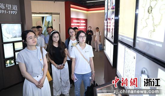 
图为：探访团成员在杭州高级中学贡院校区参观。中新社记者 王刚 摄