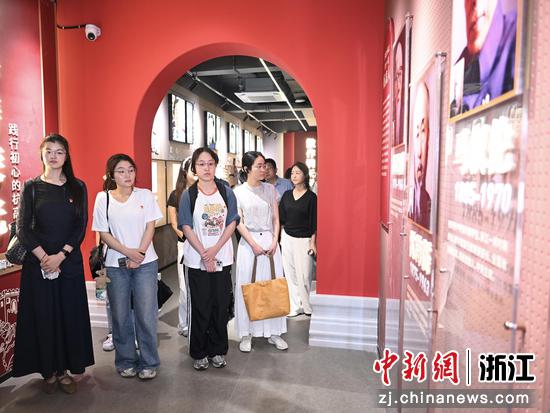 图为：探访团成员在杭州高级中学贡院校区参观。中新社记者 王刚 摄
