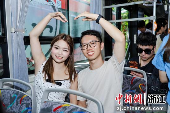 8月19日，新人体验爱情巴士。（主办方供图）