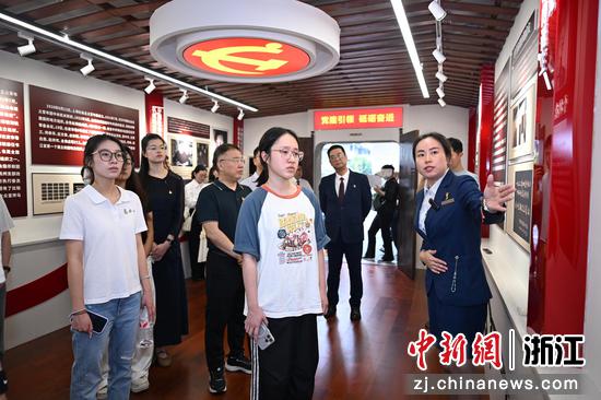 图为:探访团成员在中共杭州小组建立旧址所在地参观。中新社记者 王刚 摄 图为:探访团成员在中共杭州小组建立旧址所在地参观。中新社记者 王刚 摄