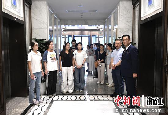 
图为：探访团成员在中共杭州小组建立旧址所在地参观。中新社记者 王刚 摄