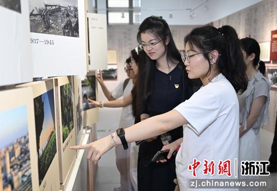 图为：探访团成员在杭州市档案馆参观。中新社记者 王刚 摄