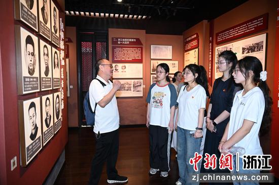 图为：探访团团长、评论家徐迅雷向探访团成员讲述中共杭州小组相关历史。中新社记者 王刚 摄