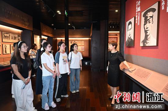 图为：探访团成员在中共杭州小组纪念馆参观。中新社记者 王刚 摄