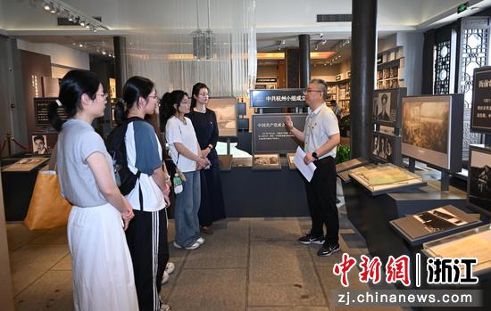 　　图为：杭州市委党史研究室机关党委副书记、纪委书记李辉毅在中国共产党杭州历史馆北山馆区讲述中共杭州小组的相关历史。中新社记者 王刚 摄