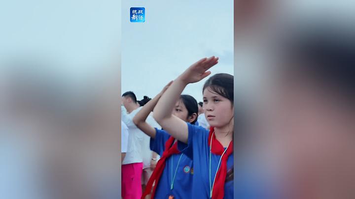 第一次来北京 第一次看升旗 这群新疆孩子的反应令人动容