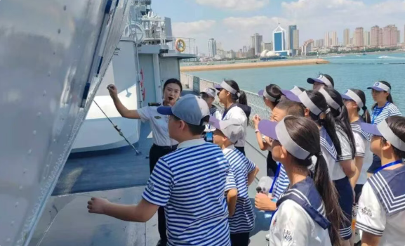 从“海军蓝”到“冰雪白”——天山脚下的这所学校如何浇灌“共同体”之花