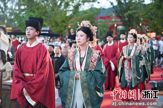图为：众多新人遵循古礼缔结婚约。中新社记者 王刚 摄
