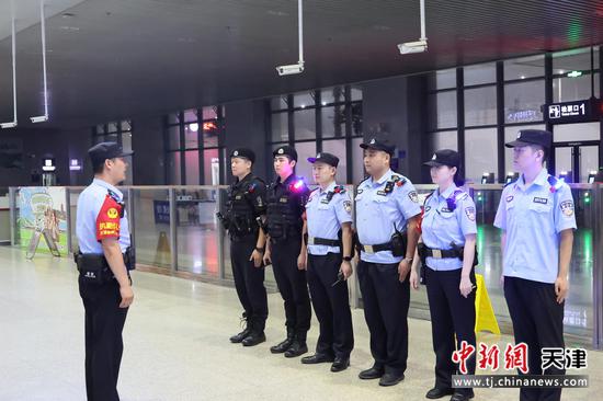 图为北京铁路公安局天津公安处派出所正在开展夜间清查。(北京铁路公安局天津公安处供图) 图为北京铁路公安局天津公安处派出所正在开展夜间清查。(北京铁路公安局天津公安处供图)