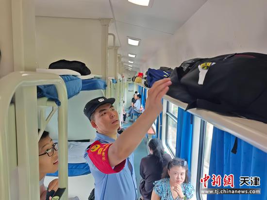 图为乘警正在开展安全检查,消除隐患。(北京铁路公安局天津公安处供图) 图为乘警正在开展安全检查,消除隐患。(北京铁路公安局天津公安处供图)