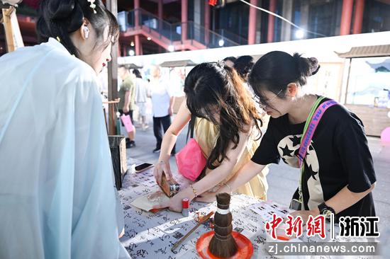 图为：古时七夕民俗吸引市民。中新社记者 王刚 摄