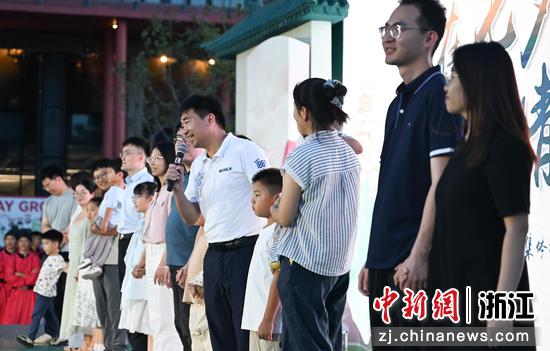 图为：已婚多年的夫妻寄语新人。中新社记者 王刚 摄