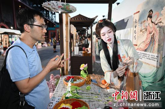 图为：古时七夕民俗吸引市民。中新社记者 王刚 摄