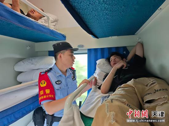 图为乘警正在向旅客讲解卧铺乘车安全的注意事项。(北京铁路公安局天津公安处供图) 图为乘警正在向旅客讲解卧铺乘车安全的注意事项。(北京铁路公安局天津公安处供图)