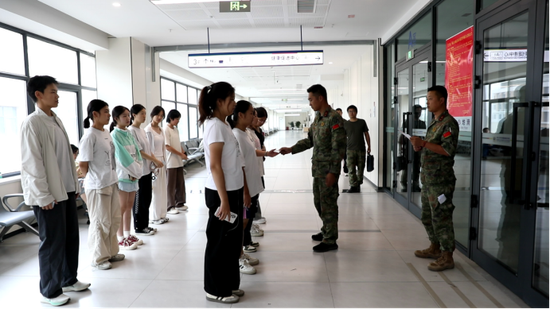8月11日，一师阿拉尔市征兵体检工作在浙大邵逸夫医院阿拉尔医院体检中心全面启动。兵团日报常驻记者 潘许 摄