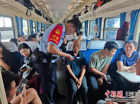 图为乘警正在列车上向旅客普及乘车安全常识。(北京铁路公安局天津公安处供图) 图为乘警正在列车上向旅客普及乘车安全常识。(北京铁路公安局天津公安处供图)