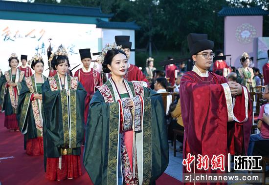 图为：众多新人遵循古礼缔结婚约。中新社记者 王刚 摄