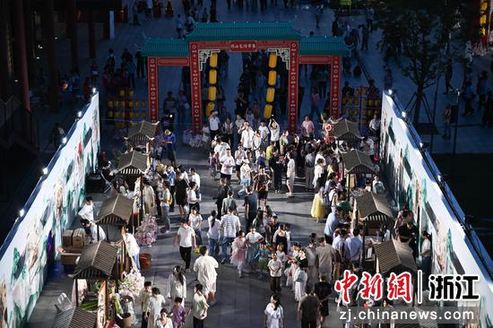 图为：巧山非遗乞巧市集吸引市民。中新社记者 王刚 摄
