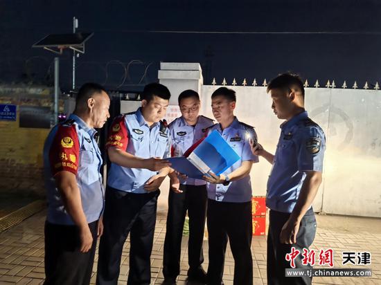 图为北京铁路公安局天津公安处昌黎站派出所干部和民警在夜间开展安全清查。(北京铁路公安局天津公安处供图) 图为北京铁路公安局天津公安处昌黎站派出所干部和民警在夜间开展安全清查。(北京铁路公安局天津公安处供图)