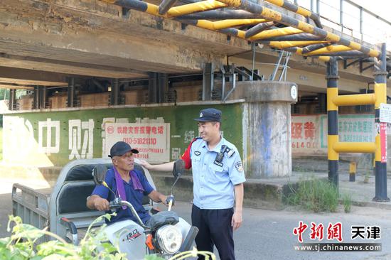 图为北京铁路公安局天津公安处派出所线路民警正在检查线路安全,并与群众热心交谈。(北京铁路公安局天津公安处供图) 图为北京铁路公安局天津公安处派出所线路民警正在检查线路安全,并与群众热心交谈。(北京铁路公安局天津公安处供图)