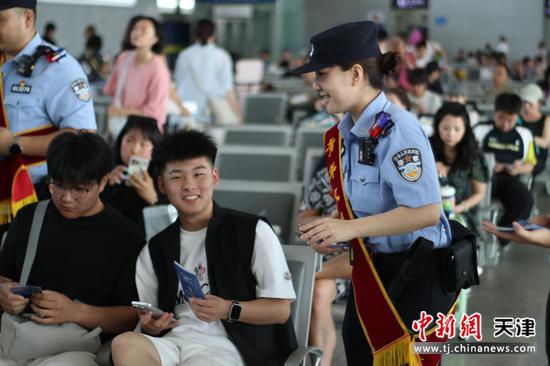 图为北京铁路公安局天津公安处派出所民警正在候车大厅向旅客普及法律知识,并热心解答旅客疑问。(北京铁路公安局天津公安处供图) 图为北京铁路公安局天津公安处派出所民警正在候车大厅向旅客普及法律知识,并热心解答旅客疑问。(北京铁路公安局天津公安处供图)