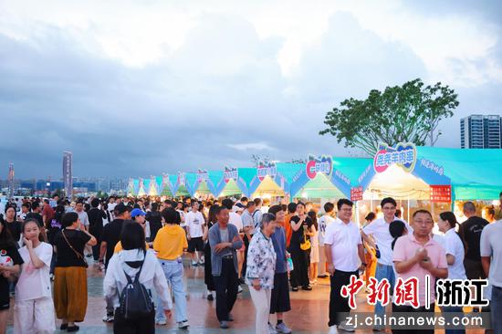 市民游客逛市集。&nbsp;主办方&nbsp;供图