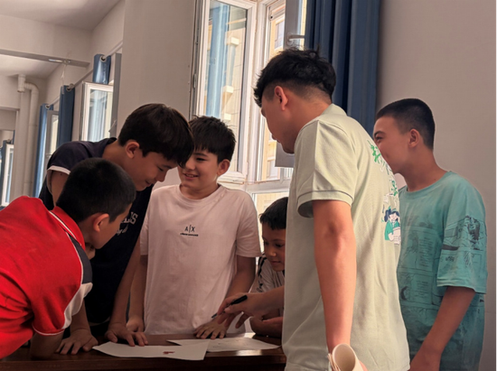 实践团组织学生开展语言游戏。