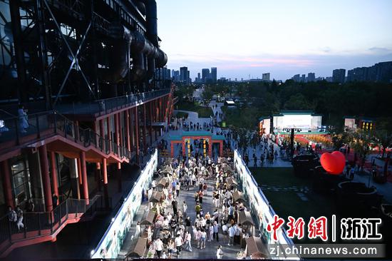 图为：巧山非遗乞巧市集吸引市民。中新社记者 王刚 摄