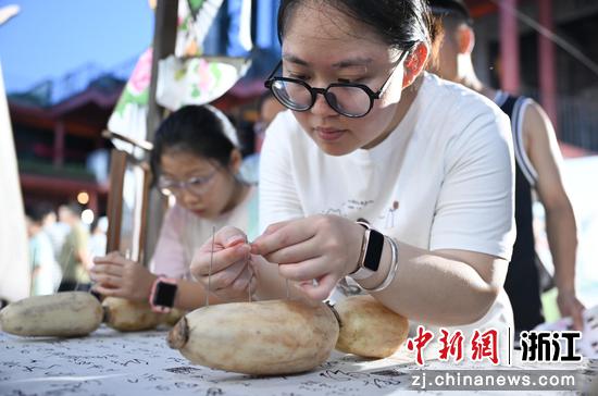 图为：古时七夕民俗吸引市民。中新社记者 王刚 摄