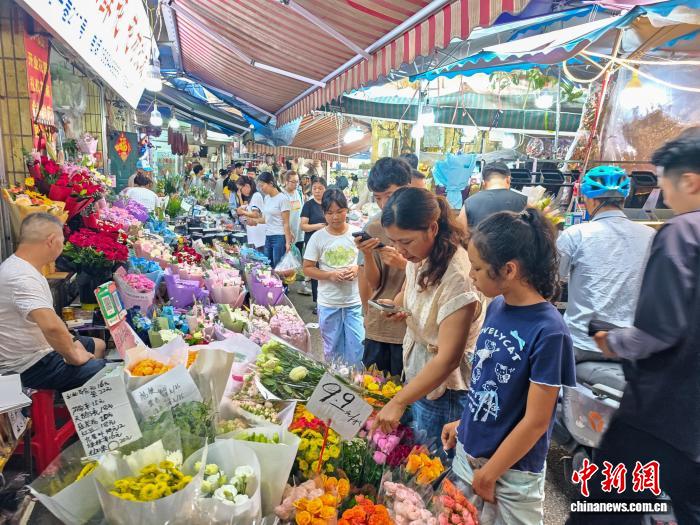 七夕“浪漫经济”升温 广西南宁花市人气旺