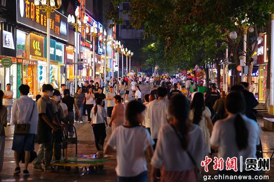毕节人民公园步行街游客络绎不绝。夏文婧 摄