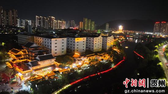 毕节同心步行街夜景。夏文婧 摄